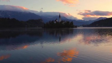 Slovenya 'nın Bled Gölü' ndeki Varsayım Kilisesi 'nin havadan görünüşü.