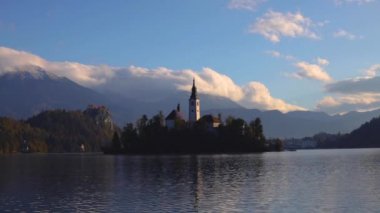 Lake Bled St Mary Kilisesi küçük adada varsayım ile; Bled, Slovenya, Europe.