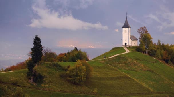 斯洛文尼亚贾姆尼克 斯洛文尼亚圣普里莫兹全景教堂 背景是美丽的云和朱利安阿尔卑斯山 — 图库视频影像
