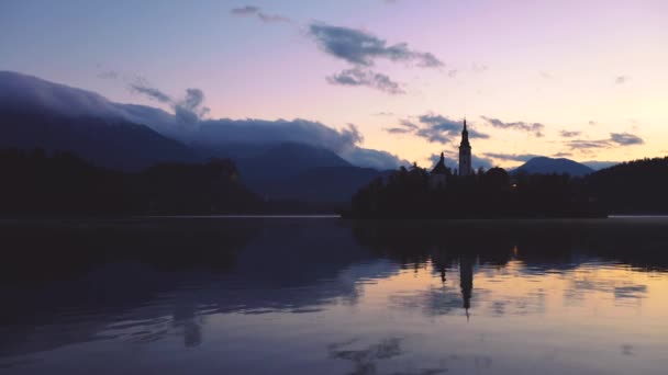 小さな島に被昇天の聖メリーズ教会でブレッド湖ブレッド スロベニア ヨーロッパ — ストック動画