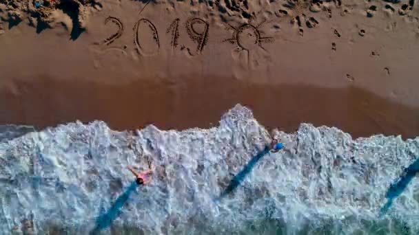 Niños Felices Jugando Playa Año Nuevo 2019 Escrito Arena — Vídeos de Stock