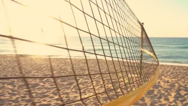 海洋日出和排球网对抗太阳 — 图库视频影像