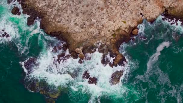 Ondas Colidindo Com Penhascos Mar Vídeo Aéreo — Vídeo de Stock