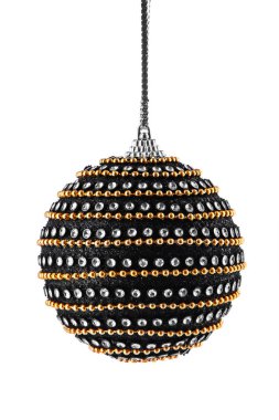 Noel top asılı beyaz arka plan üzerinde mutlu yeni yıl kavramı izole