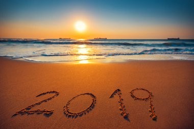 Mutlu yeni yıl 2019 kavramı, sahilde yazı. Deniz gündoğumu.