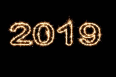 siyah arka planda, mutlu yeni yıl 2019 kavramı ışıltı havai fişek ile yazılı 2019.