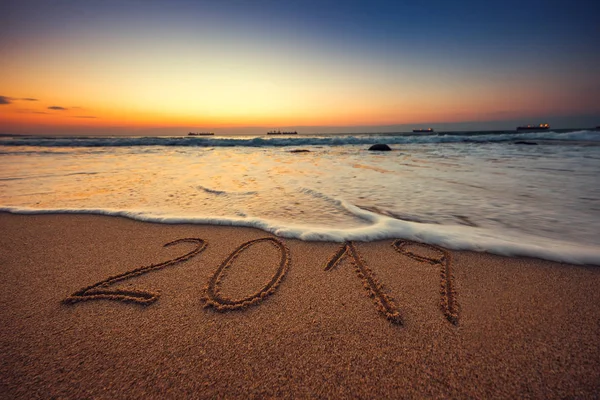 Szczęśliwy Nowy Rok 2019 Koncepcja Napis Plaży Wschód Słońca Morze — Zdjęcie stockowe