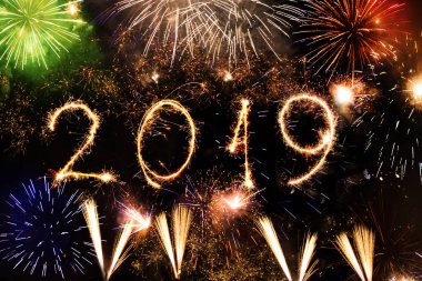 siyah arka plan üzerinde havai fişekleri ile yapılan 2019