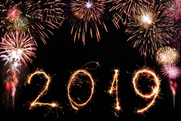新年あけましておめでとうございます 2019 概念黒の背景に花火を輝き — ストック写真