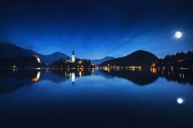 Lake Bled St Mary Kilisesi küçük adada varsayım gece ile; Bled, Slovenya, Europe.