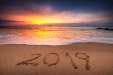 Mutlu yeni yıl 2019 kavramı, sahilde yazı. Deniz gündoğumu.