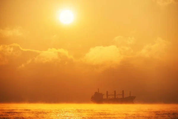 Sonnenaufgang Über Dem Meer Mit Segelfrachtschiff Transport Logistik Versand — Stockfoto