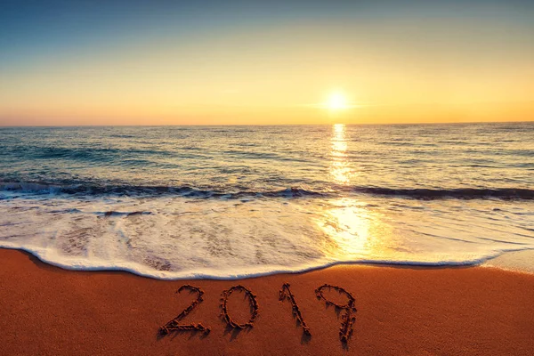 Mutlu Yeni Yıl 2019 Kavramı Sahilde Yazı Deniz Gündoğumu — Stok fotoğraf