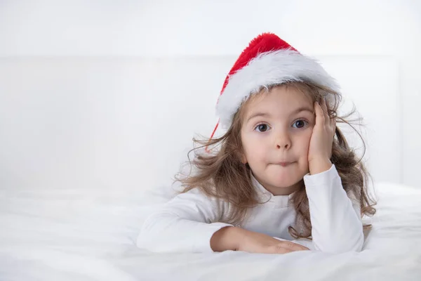 Niña Navidad Sombrero Santa Claus Pensando Regalos Víspera Año Nuevo — Foto de Stock