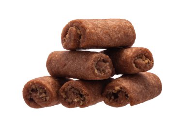 Ev yapımı taze tatlı rulo veya çerezleri beyaz arka plan üzerinde izole fındık ile desteklenen