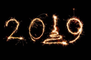 siyah arka planda, mutlu yeni yıl 2019 kavramı ışıltı havai fişek ile yazılı 2019.