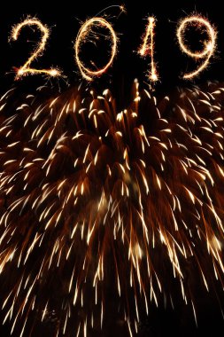 siyah adam üzerinde havai fişekleri ile yapılan 2019