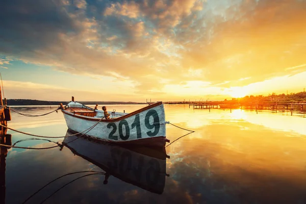 2019年新年快乐的概念 在日落时在水面上用倒影在船上写上文字 — 图库照片
