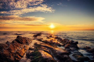 Denizin üzerinde güzel bulutlar, gün doğumu sho