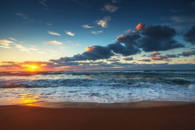 Denizin üzerinde güzel bulutlar, gün doğumu sho