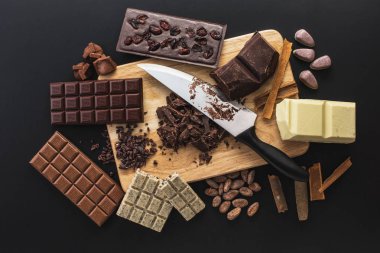 Mutfak masasında el yapımı çikolata şekerleme.