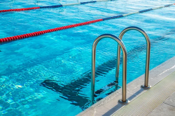 Piscine Échelles Vapeur Eau Chaude Dans Spa Matin — Photo