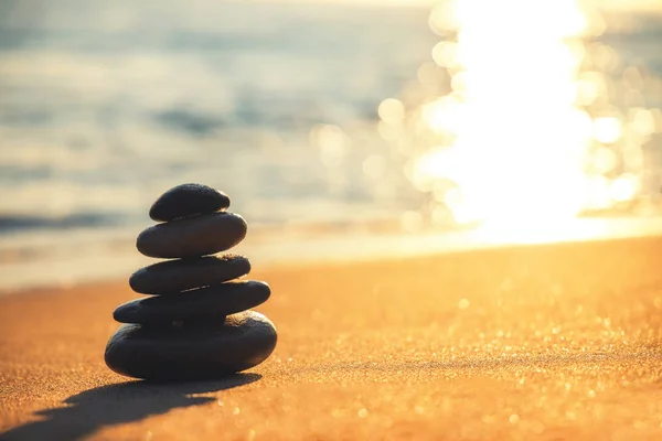 Steine Balancieren Strand Sonnenaufgang Geschossen Zen Meditation — Stockfoto