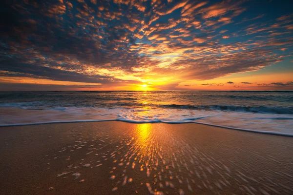Schöne Wolkenlandschaft Über Dem Meer Sonnenaufgang — Stockfoto