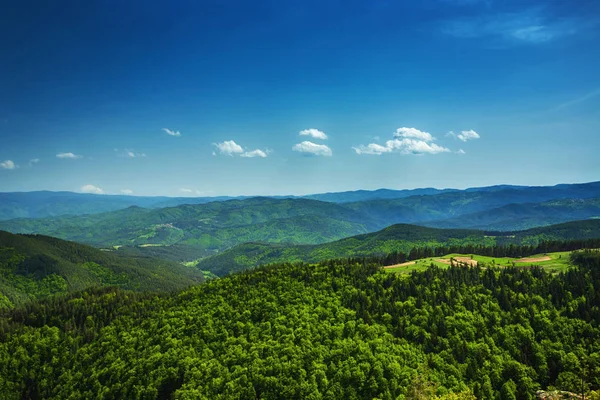 美丽的山景观 与山峰覆盖着森林和多云的天空 保加利亚的山脉欧洲 — 图库照片