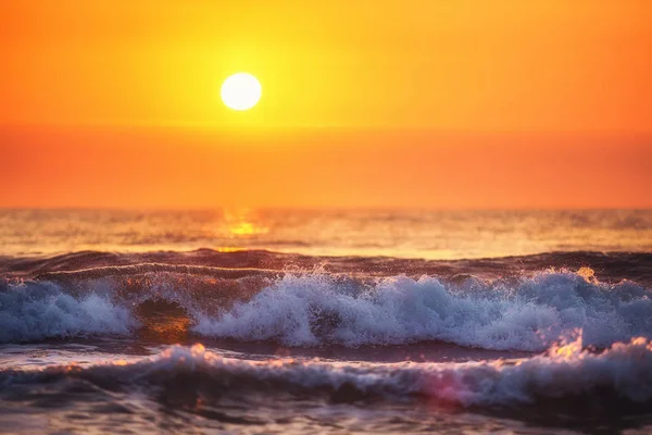 Alba Onde Scintillanti Nell Oceano Colpo Sole — Foto Stock