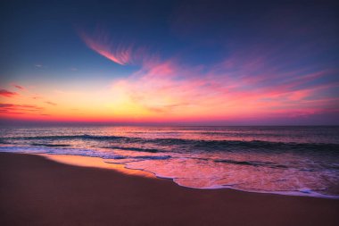 Denizin üzerinde güzel bulutlar, güneşin doğuşu.