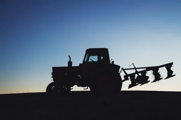 Traktor Fältet Silhuett Mot Blå Himmel — Stockfoto