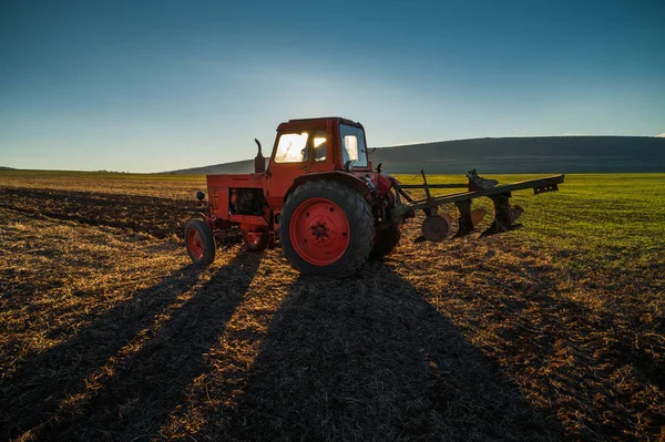 Traktor Bestellt Feld Zur Frühlingszeit — Stockfoto