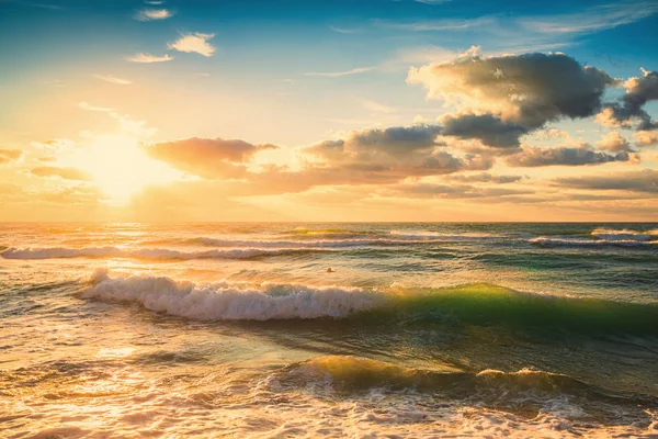 Nyári Reggel Napkelte Felett Strandon Hullámok Fröccsen Seascape — Stock Fotó