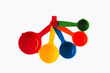 Renk plastik kaşık beyaz bir arka plan üzerinde izole dozaj.