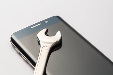 Siyah arka plan üzerine bir smartphone stüdyo çekim.