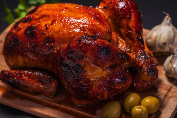 Vágódeszka Zöldséges Fekete Háttérhez Képest Egész Sült Csirke — Stock Fotó