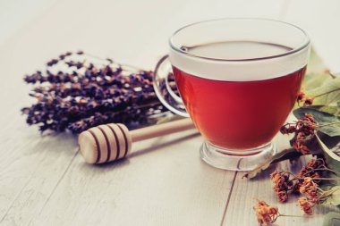 Çay bal ayı ve lavanta ve ıhlamur çiçek vintage ahşap zemin üzerine.