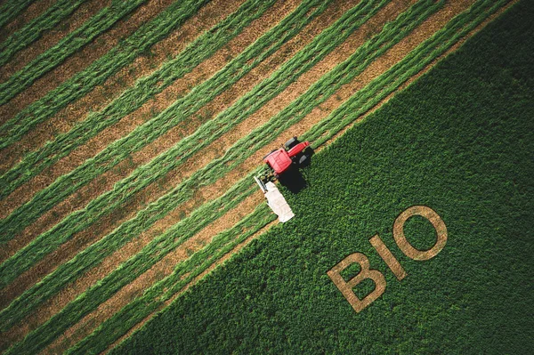 Біо Концепція Червоний Трактор Косіння Зеленого Поля — стокове фото