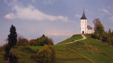 Jamnik, Slovenya - panoramik görünümü üzerinde Kilisesi, St. Primoz Slovenya Jamnik yakınındaki güzel bulutlar ve Julian Alps, arka plan.