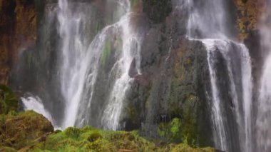 Şelale ve sonbahar orman Plitvice Milli Parkı, Hırvatistan