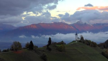 Jamnik, Slovenya - panoramik görünümü üzerinde Kilisesi, St. Primoz Slovenya Jamnik yakınındaki güzel bulutlar ve Julian Alps, arka plan.