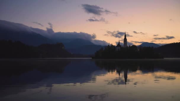 Puesta Sol Sobre Lago Bled Eslovenia Con Iglesia Santa María — Vídeos de Stock