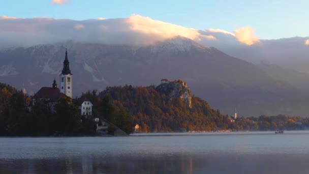 Lago Bled Eslovenia Con Iglesia Santa María Asunción Pequeña Isla — Vídeos de Stock