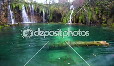 Sonbahar ve berrak su göl. Sonbahar Orman Plitvice Milli Parkı, Hırvatistan. 