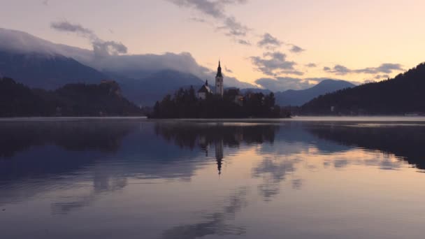 Lac Bled Slovénie Avec Église Marys Assomption Sur Petite Île — Video