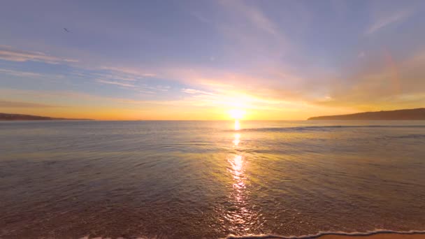 海浪上的日出 美丽的云景和海滩 — 图库视频影像