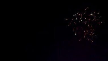 Şehrin üzerinde havai fişek video gökyüzünü ışık