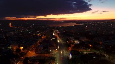 Şehir ve deniz göl üzerinde gün batımı. Varna, Bulgaristan ve varsayım Katedrali havadan görünümü.