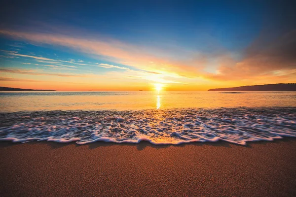 Vackra Molnlandskap Över Havet Sunrise Skott Tropisk Strand — Stockfoto